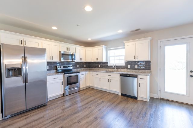 2067 Downstream Dr, Ashland City, TN 37015