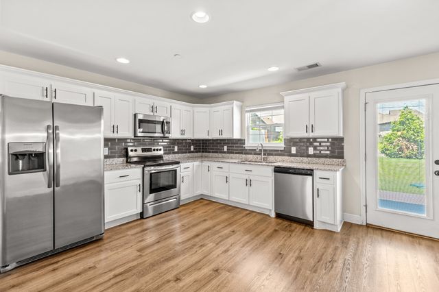 2067 Downstream Dr, Ashland City, TN 37015