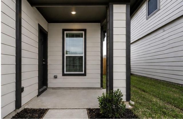 206 Colonnade Reflection Drive, Crosby, TX 77532
