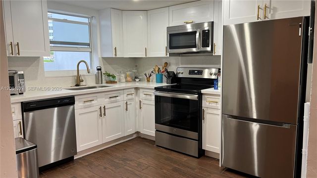 2061 NE 123rd St 2061, North Miami, FL 33181