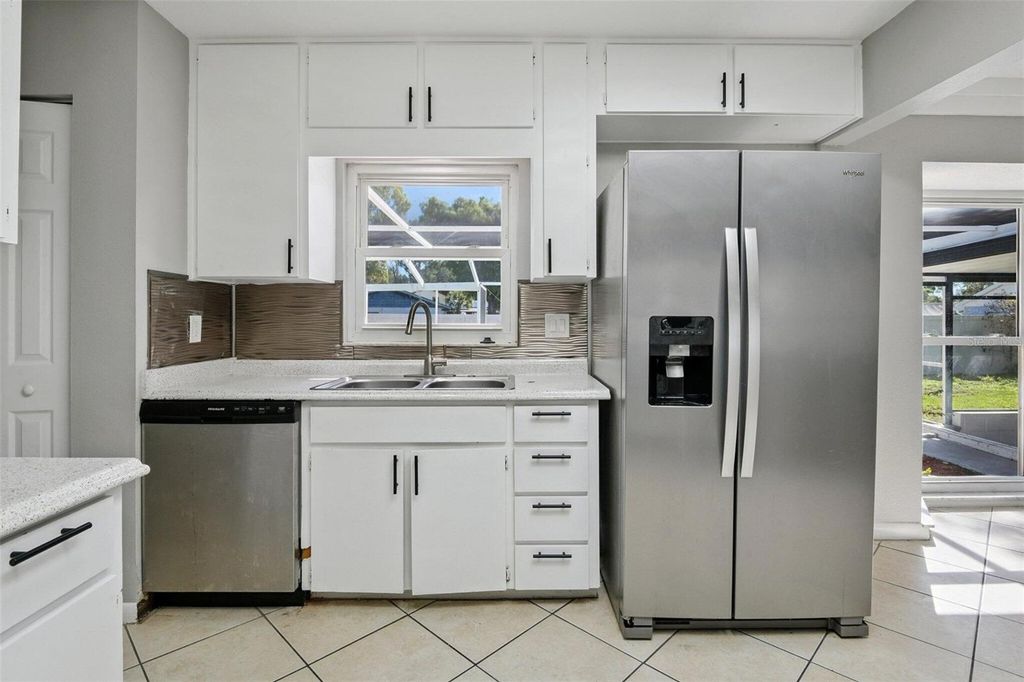 Image 11 of property listing at 7111 GATEWAY COURT, Tampa, FL 33615