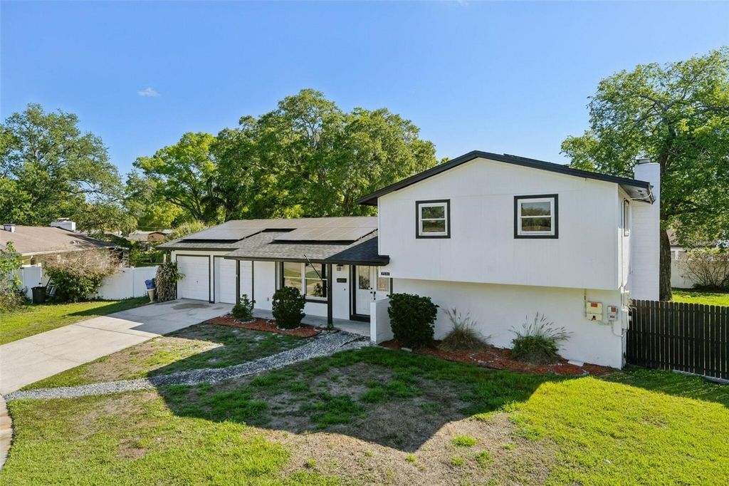 Image 3 of property listing at 7111 GATEWAY COURT, Tampa, FL 33615