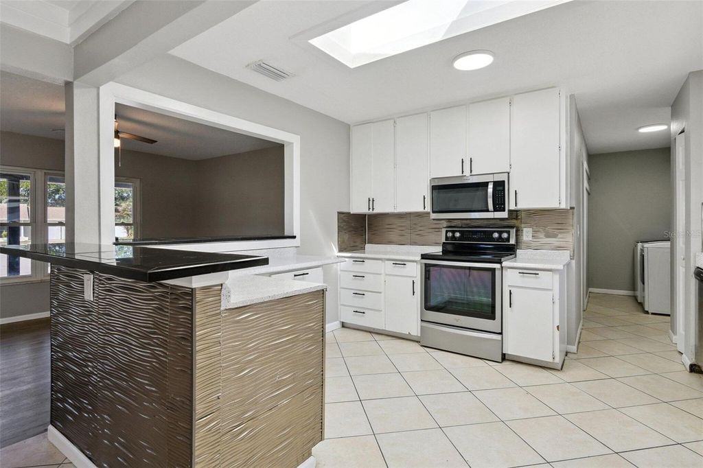 Image 10 of property listing at 7111 GATEWAY COURT, Tampa, FL 33615