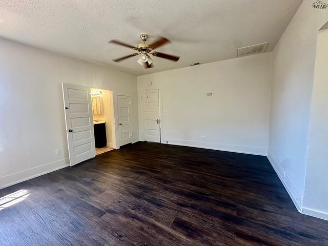 203 W HIGHLAND AVENUE, Electra, TX 76360