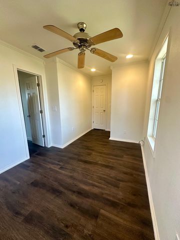 203 W HIGHLAND AVENUE, Electra, TX 76360