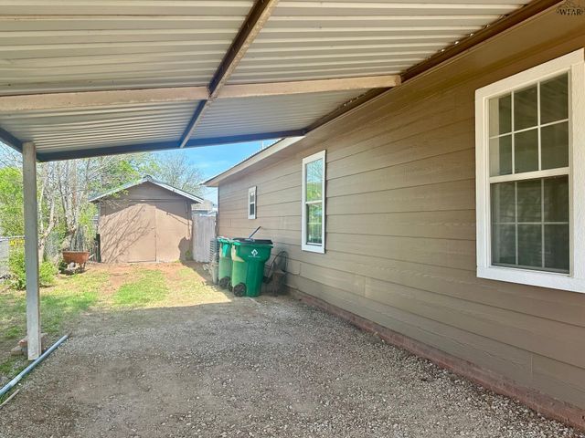 203 W HIGHLAND AVENUE, Electra, TX 76360