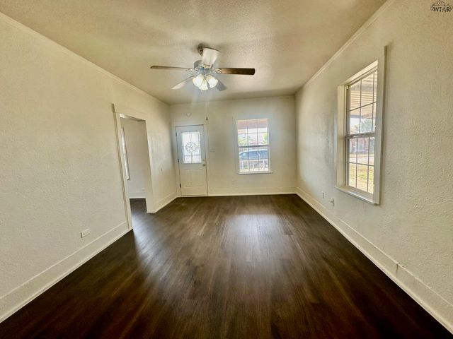 203 W HIGHLAND AVENUE, Electra, TX 76360