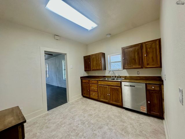 203 W HIGHLAND AVENUE, Electra, TX 76360