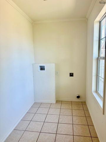 203 W HIGHLAND AVENUE, Electra, TX 76360