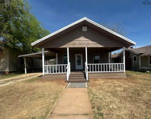 203 W HIGHLAND AVENUE, Electra, TX 76360