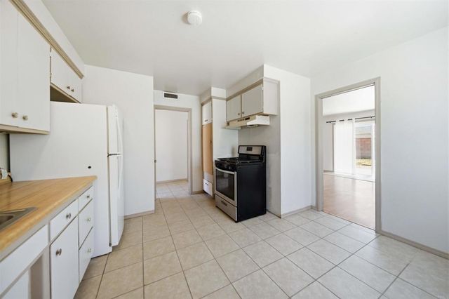 43740 Heaton Avenue, Lancaster, CA 93534