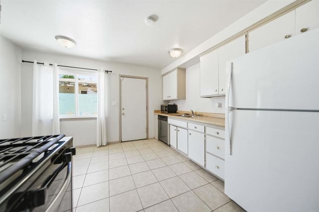 43740 Heaton Avenue, Lancaster, CA 93534