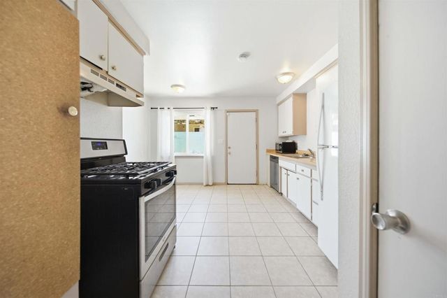 43740 Heaton Avenue, Lancaster, CA 93534