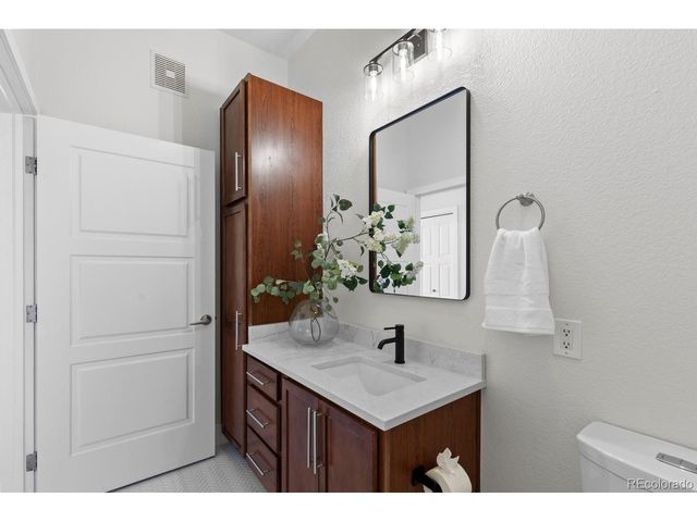 10111 Inverness Main St 316, Englewood, CO 80112