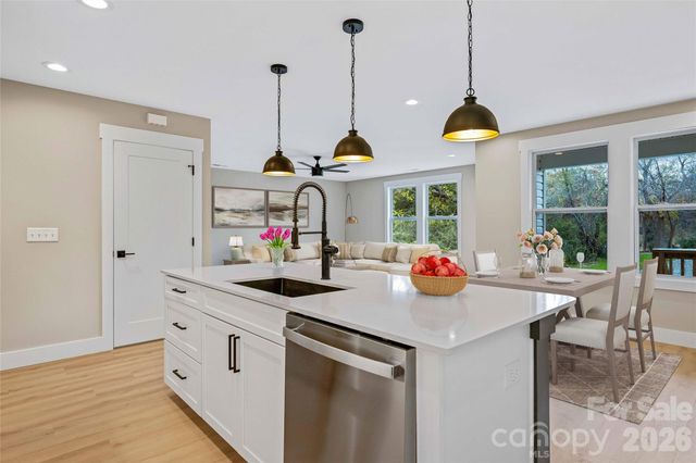 12 Knox Road, Black Mountain, NC 28711