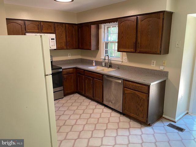 10278 COLONY PARK DR, Fairfax, VA 22032