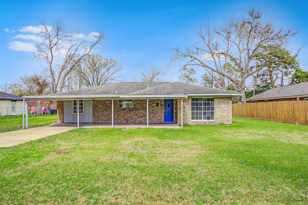 1406 W Talmage Street, Alvin, TX 77511