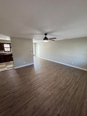 808 E Walnut Street, Aurora, MO 65605