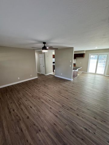 808 E Walnut Street, Aurora, MO 65605