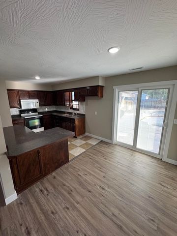 808 E Walnut Street, Aurora, MO 65605