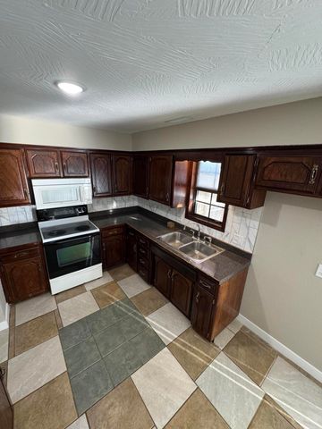 808 E Walnut Street, Aurora, MO 65605