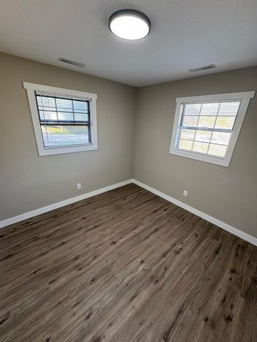 808 E Walnut Street, Aurora, MO 65605