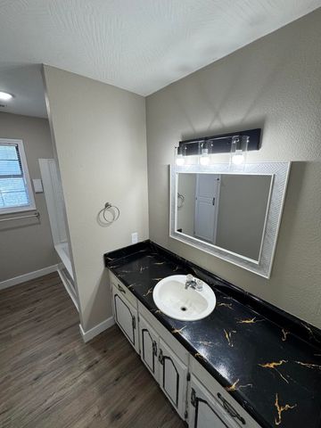 808 E Walnut Street, Aurora, MO 65605