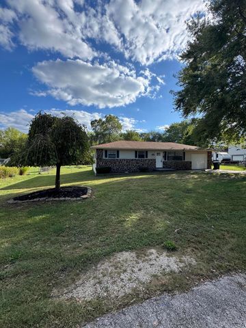 808 E Walnut Street, Aurora, MO 65605