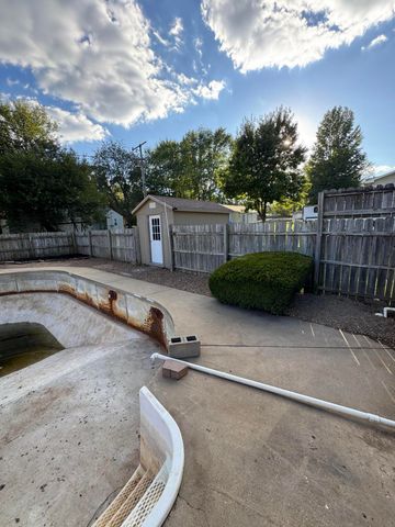 808 E Walnut Street, Aurora, MO 65605