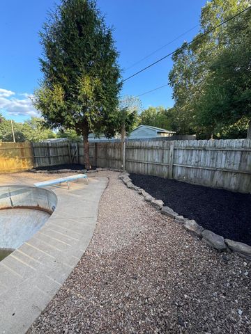 808 E Walnut Street, Aurora, MO 65605