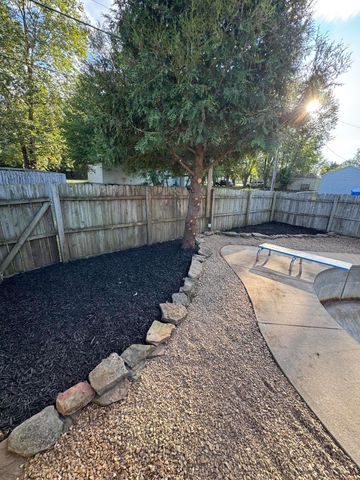 808 E Walnut Street, Aurora, MO 65605