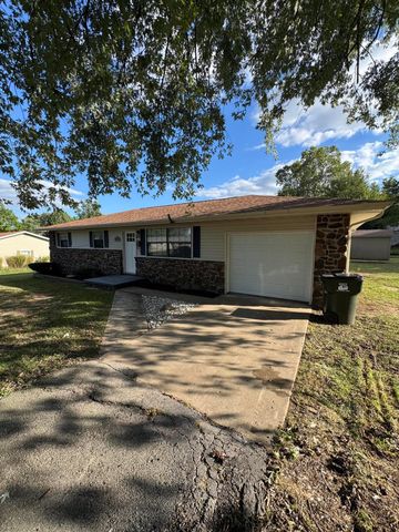 808 E Walnut Street, Aurora, MO 65605