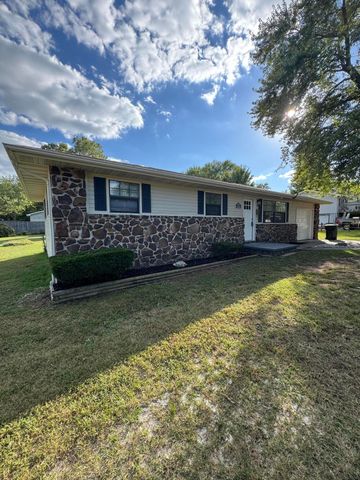 808 E Walnut Street, Aurora, MO 65605