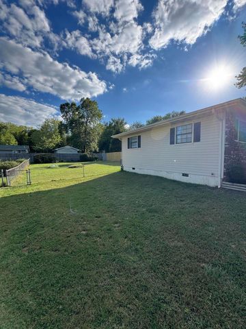 808 E Walnut Street, Aurora, MO 65605