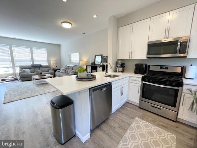 23052 FONTWELL SQ, Sterling, VA 20166