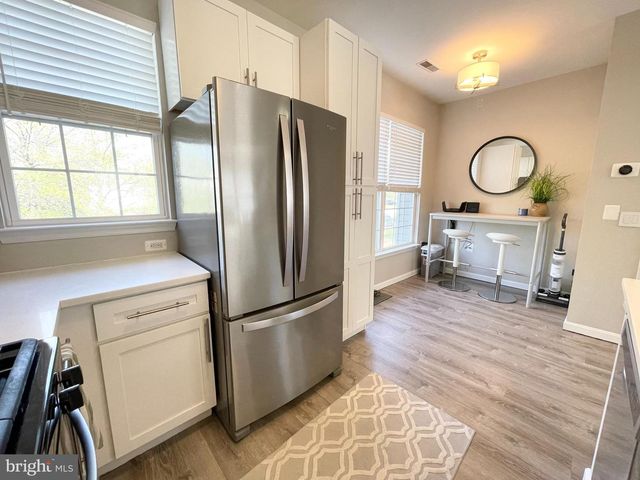 23052 FONTWELL SQ, Sterling, VA 20166