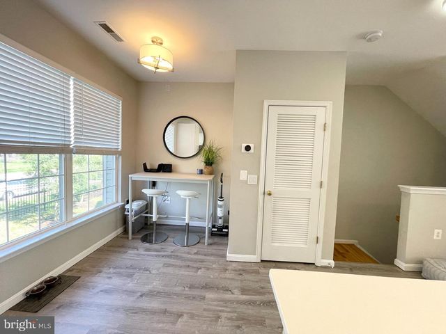 23052 FONTWELL SQ, Sterling, VA 20166