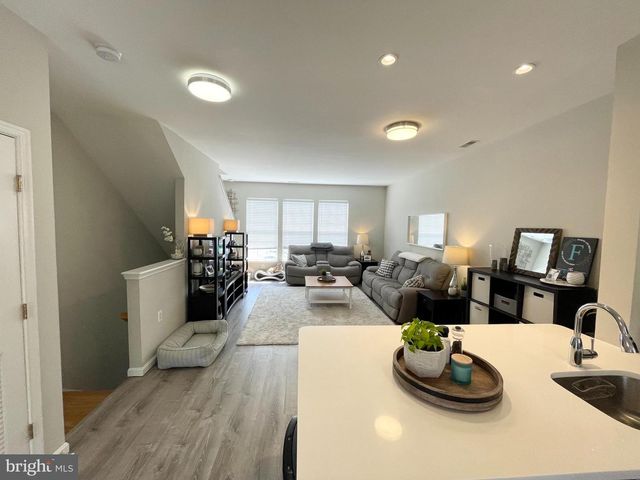 23052 FONTWELL SQ, Sterling, VA 20166