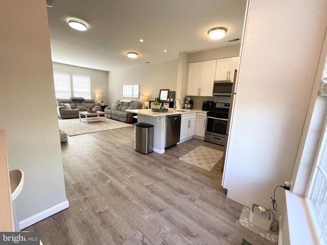 23052 FONTWELL SQ, Sterling, VA 20166