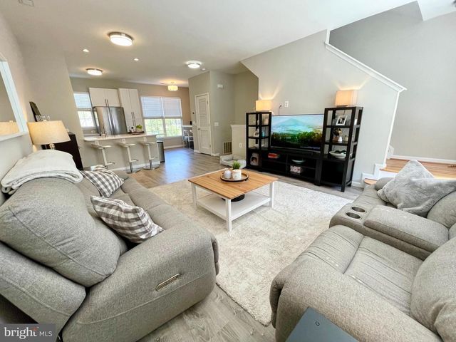23052 FONTWELL SQ, Sterling, VA 20166