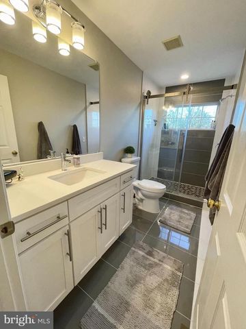 23052 FONTWELL SQ, Sterling, VA 20166