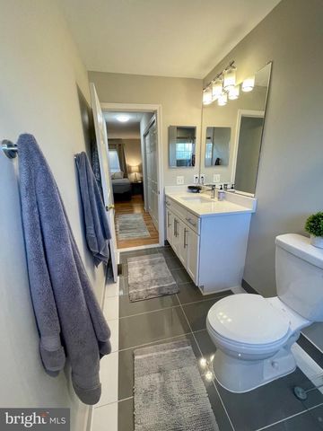 23052 FONTWELL SQ, Sterling, VA 20166