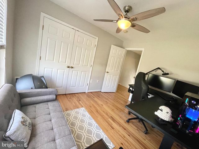 23052 FONTWELL SQ, Sterling, VA 20166