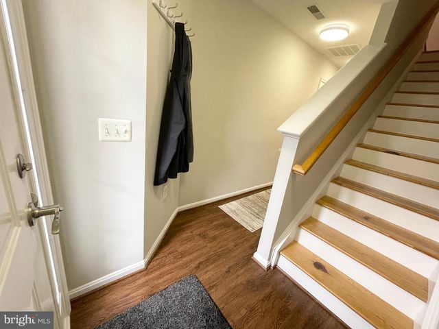 23052 FONTWELL SQ, Sterling, VA 20166