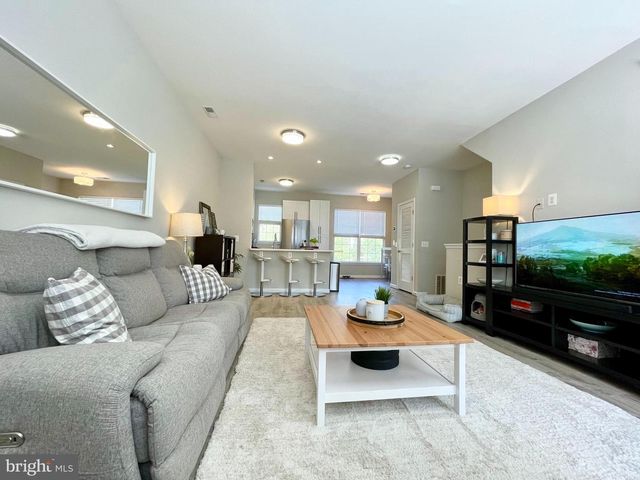23052 FONTWELL SQ, Sterling, VA 20166