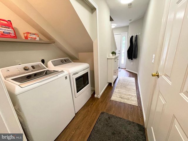 23052 FONTWELL SQ, Sterling, VA 20166