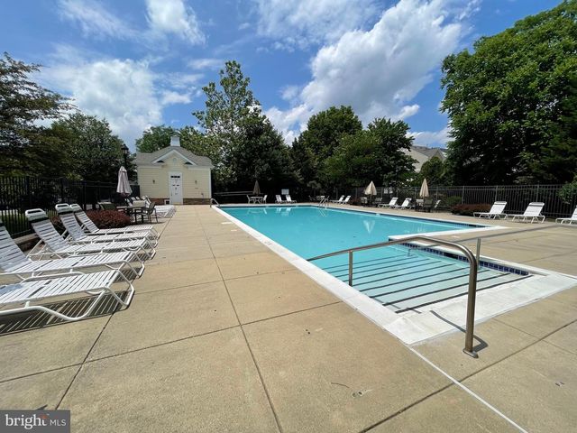 23052 FONTWELL SQ, Sterling, VA 20166