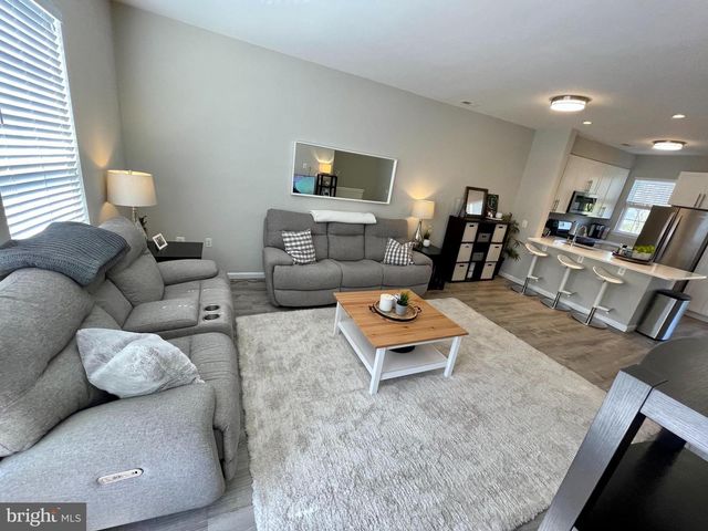 23052 FONTWELL SQ, Sterling, VA 20166