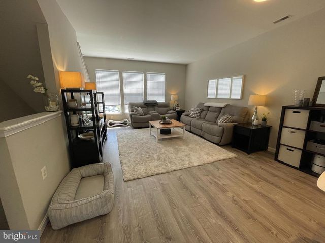 23052 FONTWELL SQ, Sterling, VA 20166