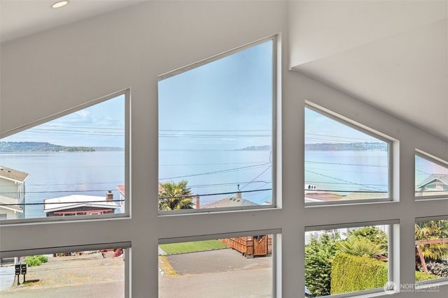 28630 Soundview Drive S, Des Moines, WA 98198